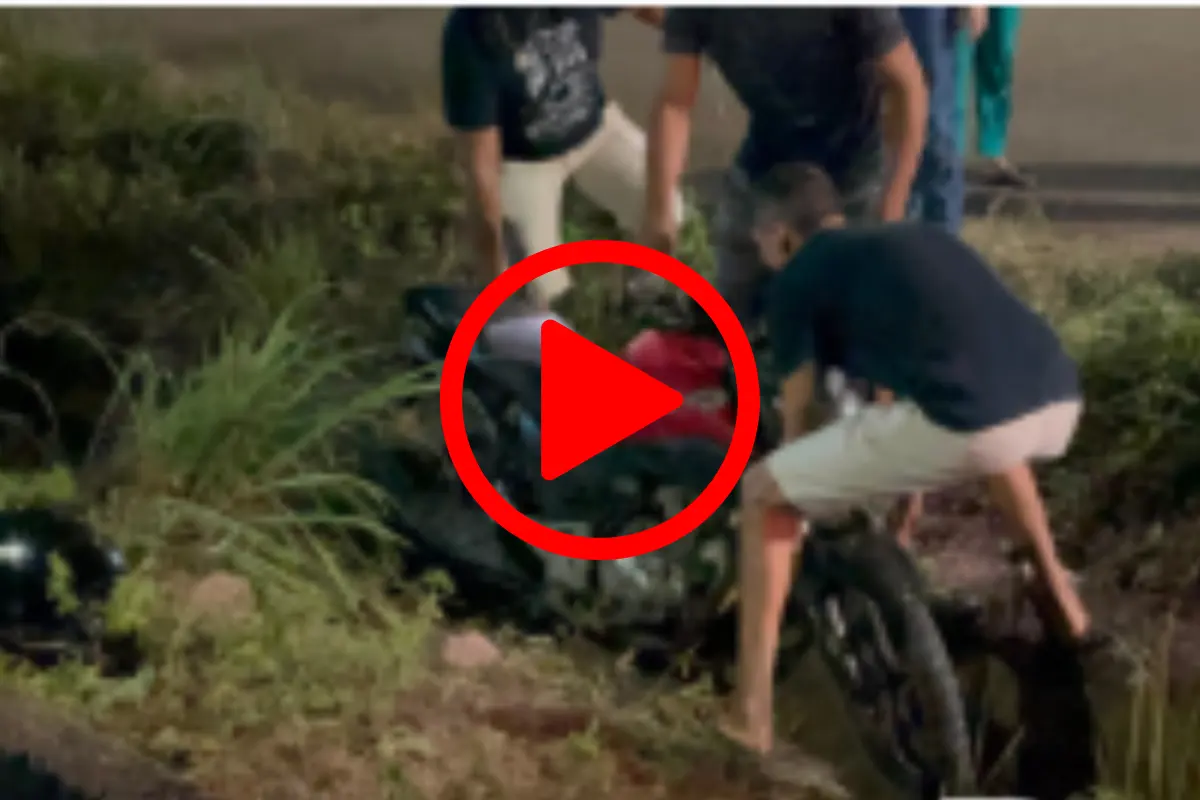 Motociclista fica gravemente ferido após ser fechado por carro e cair em vala na BR-364