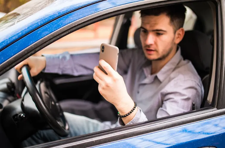Usar celular no sinal fechado gera multa gravíssima e 7 pontos na CNH