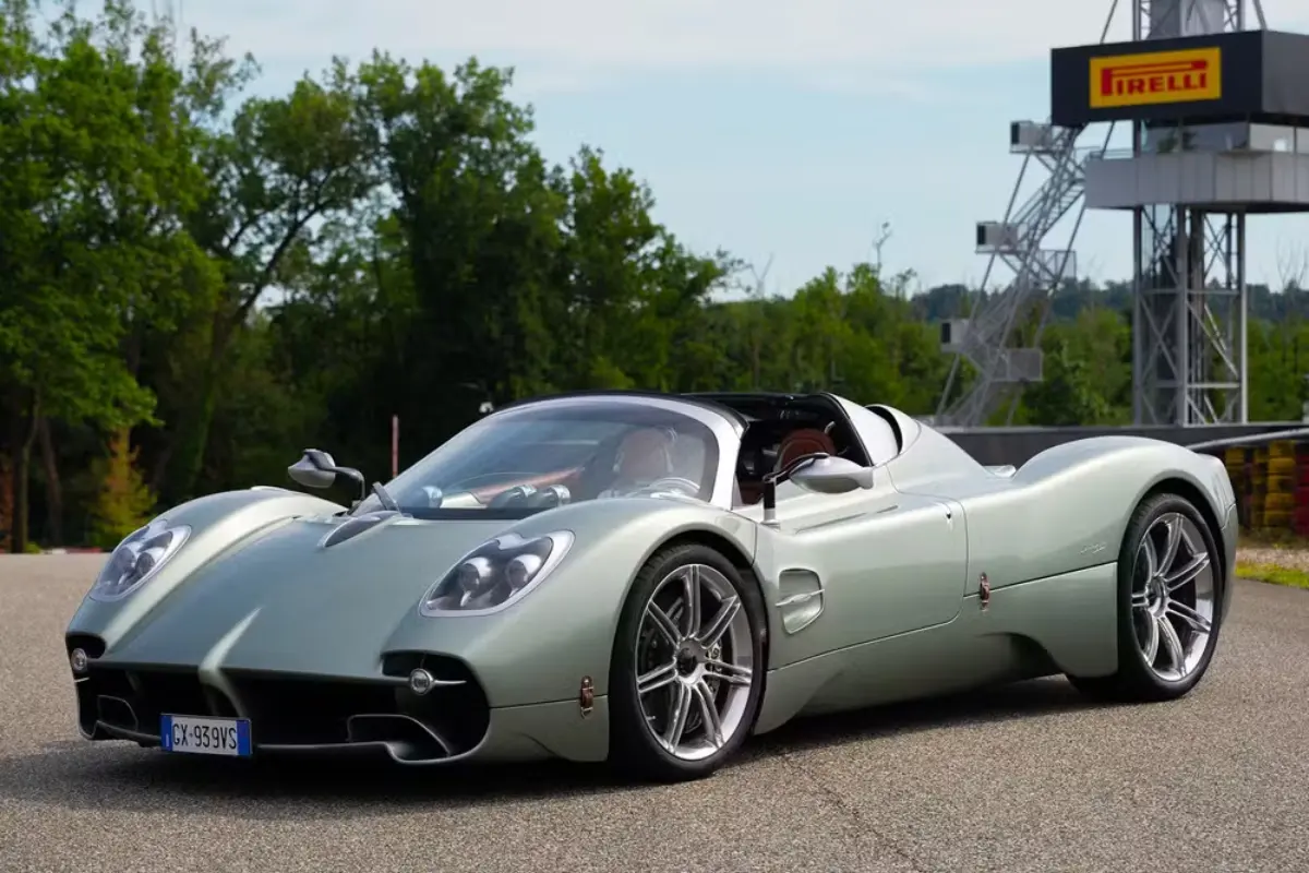 Pagani Utopia Roadster de R$ 60 milhões impressiona em teste na Itália