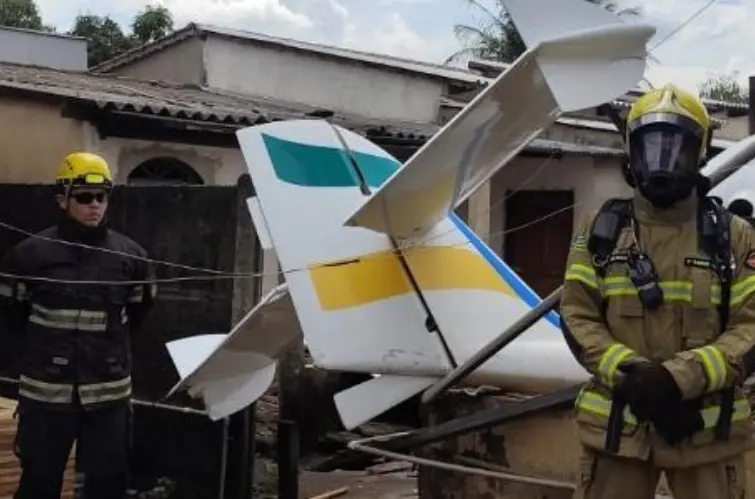 Avião de pequeno porte cai sobre casa em Goiânia; piloto sobrevive com ferimentos leves