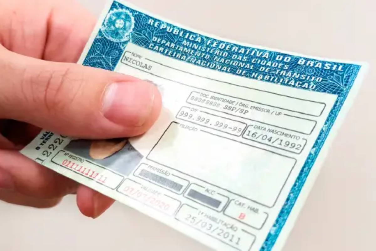 CNH do Brasil não elimina carteira física; veja quando o documento no celular é válido