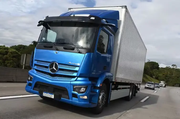 Caminhão elétrico da Mercedes percorre 441 km entre SP e RJ sem recarga