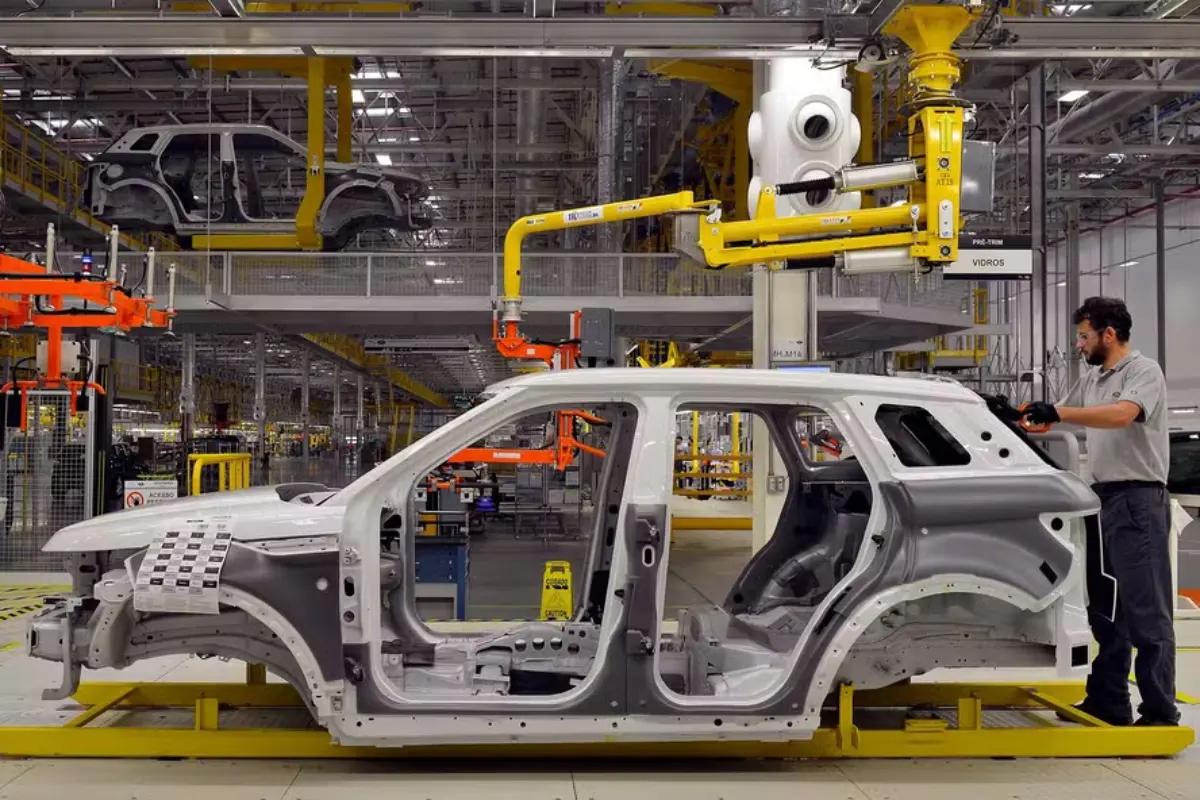 Land Rover paralisa produção no Brasil e futuro da fábrica de Itatiaia é incerto