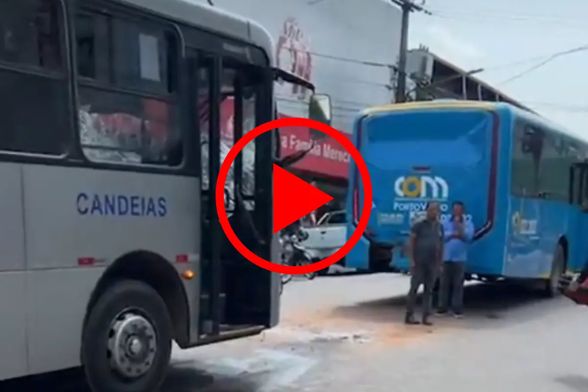 Batida entre dois ônibus e carro deixa duas passageiras feridas em Porto Velho