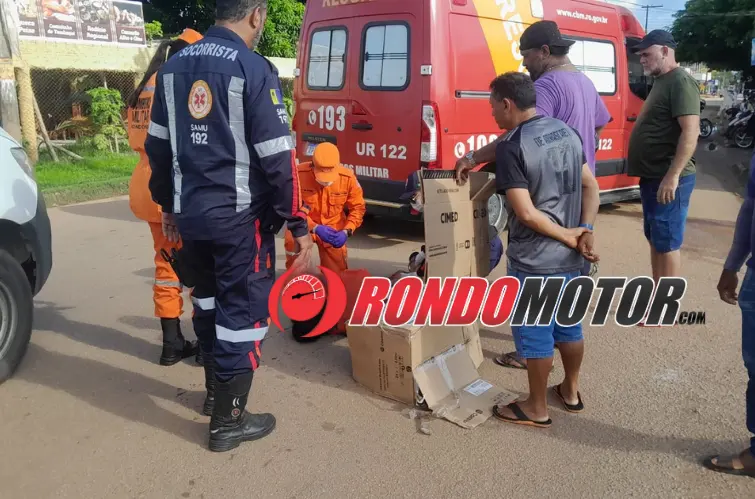 Ciclista é atropelada por motocicleta, bate a cabeça no asfalto e fica gravemente ferida em Porto Velho