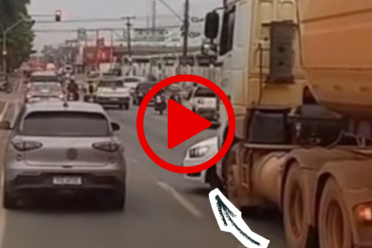 Carreta empurra carro e provoca lentidão na avenida Jorge Teixeira, em Porto Velho