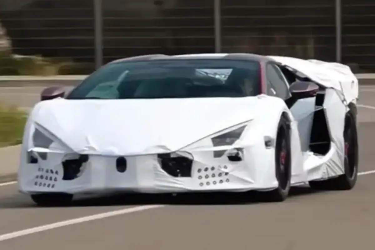 Lamborghini prepara estreia do Revuelto SV com visual mais agressivo e potência ainda maior