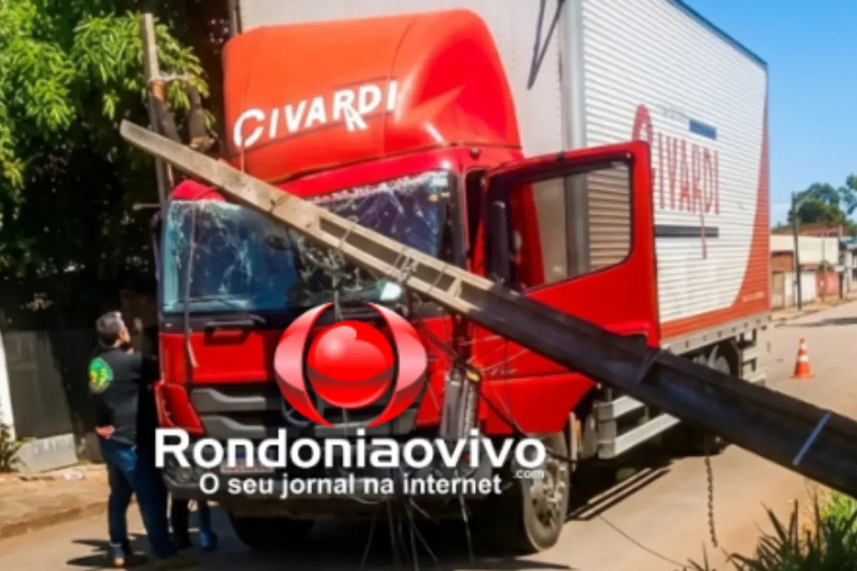 Caminhão baú arrasta fiação e derruba poste sobre a própria cabine em Porto Velho