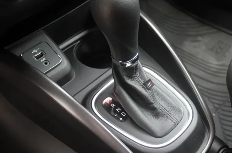 Deixar o carro em “Drive” no semáforo economiza combustível? Entenda o que dizem os especialistas