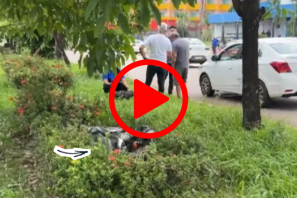 Motociclista fica ferida após colisão com carro e batida contra árvore