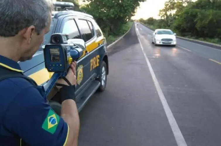 Lei do Farol Aceso muda novamente e exige atenção redobrada dos motoristas