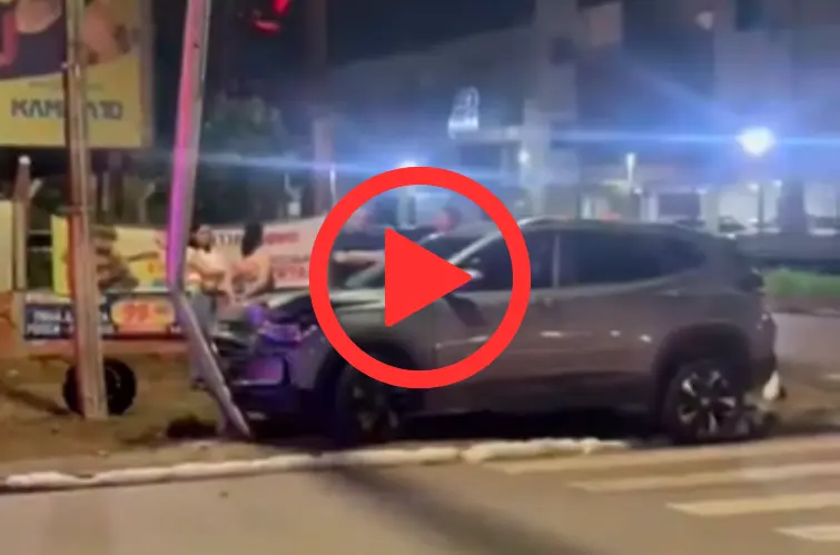 Empresária perde controle da direção e bate carro contra estrutura de semáforo na avenida Pinheiro Machado