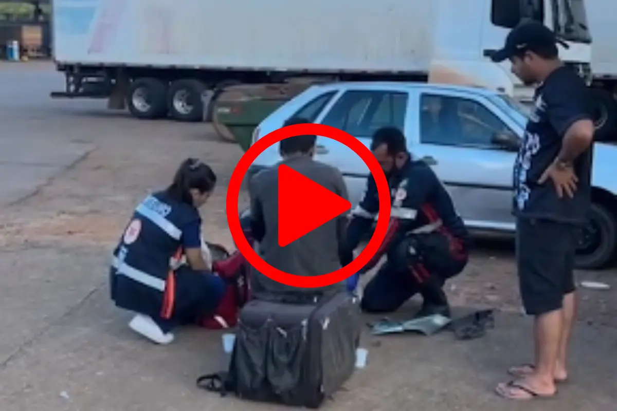 Motoboy de delivery sofre grave lesão no pé após colisão com caminhão em Porto Velho