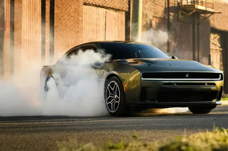 Novo Dodge Charger a gasolina estreia com até 558 cv e opção cupê ou sedã