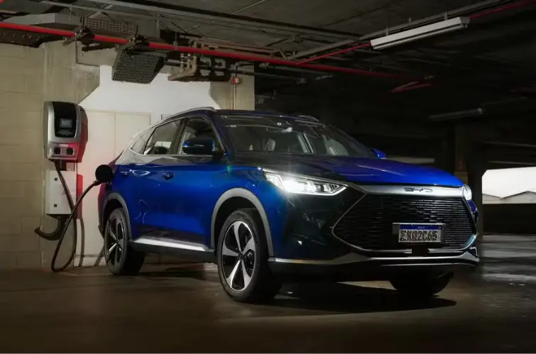 Novas regras para carregadores de carros elétricos em prédios geram polêmica