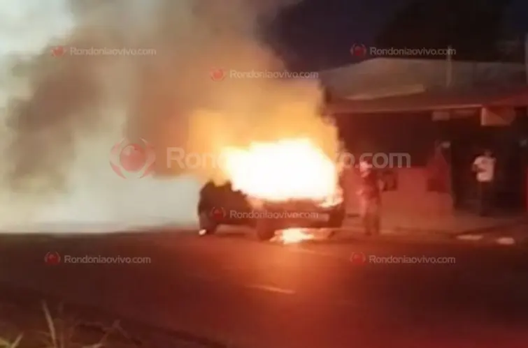 Carro pega fogo na Raimundo Cantuária e mobiliza Corpo de Bombeiros na zona Leste de Porto Velho