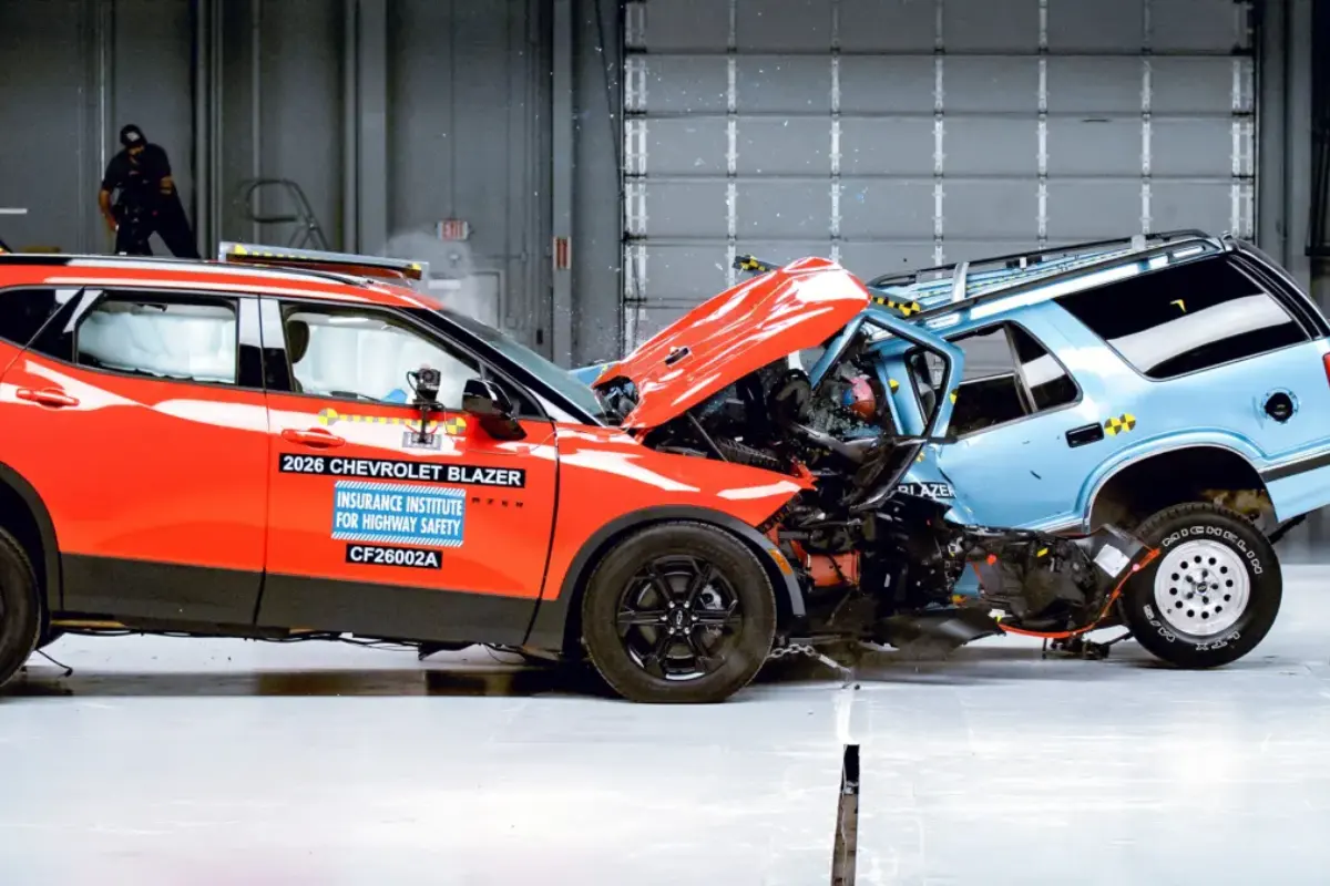 Crash-test entre Chevrolet Blazer 1996 e 2026 mostra por que carros modernos salvam vidas