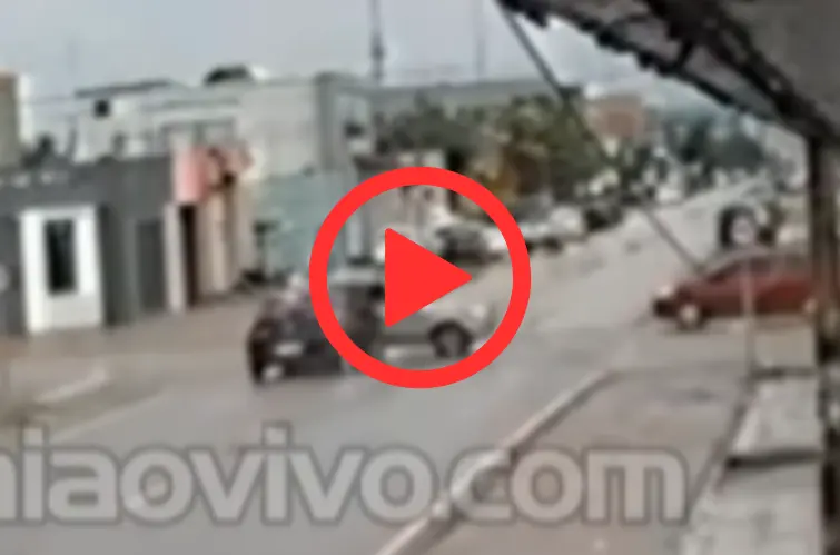 Vídeo flagra acidente entre três veículos na região Central de Porto Velho