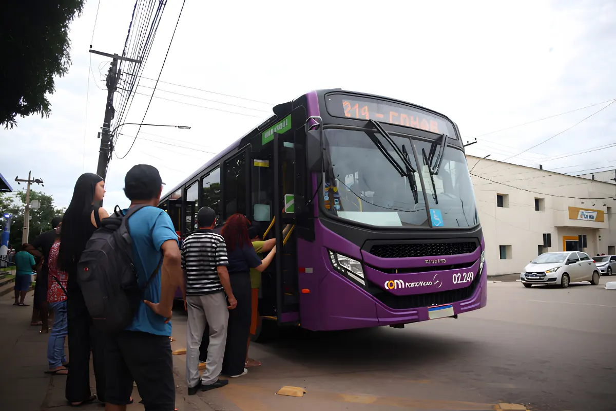 Usuários podem acompanhar ônibus em tempo real e consultar rotas em Porto Velho