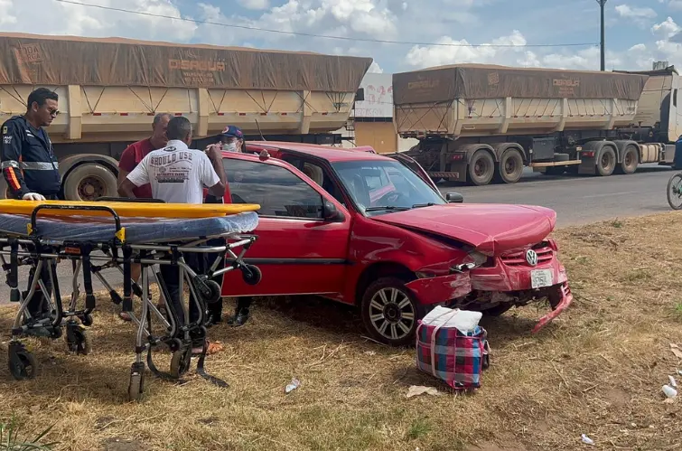  Grave acidente entre caminhão e carro deixa idosa ferida na BR-364