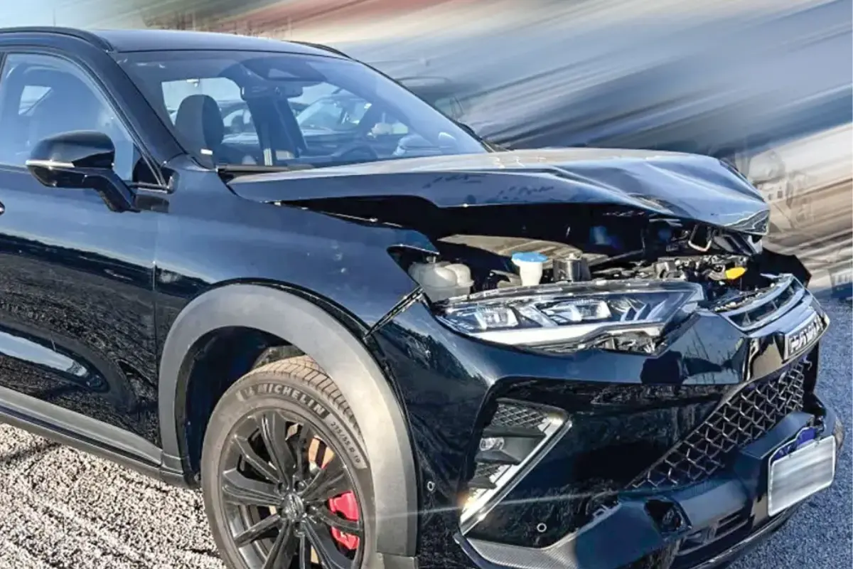 Batida em carro híbrido sempre resulta em média monta? Entenda como funciona a avaliação
