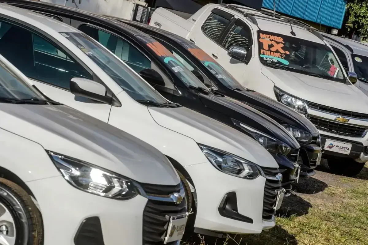 Preços de carros novos e usados caem 4,7% no último ano no Brasil