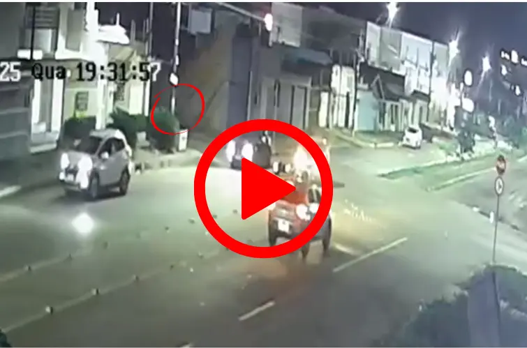 Carro avança e motociclista fica ferido na Pinheiro Machado