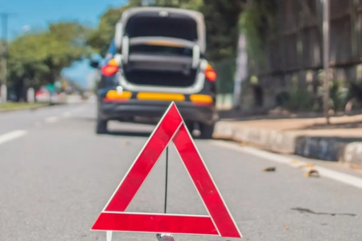 Não usar o triângulo de sinalização pode gerar multa? Entenda
