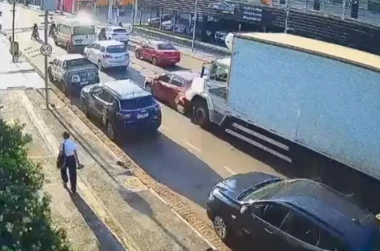 Veja o momento exato do engavetamento com cinco veículos deixa motociclista ferido na Avenida 7 de Setembro