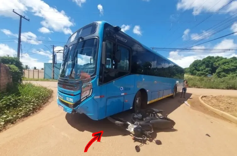 Colisão entre ônibus e moto deixa motociclista ferido na avenida José Vieira Caúla