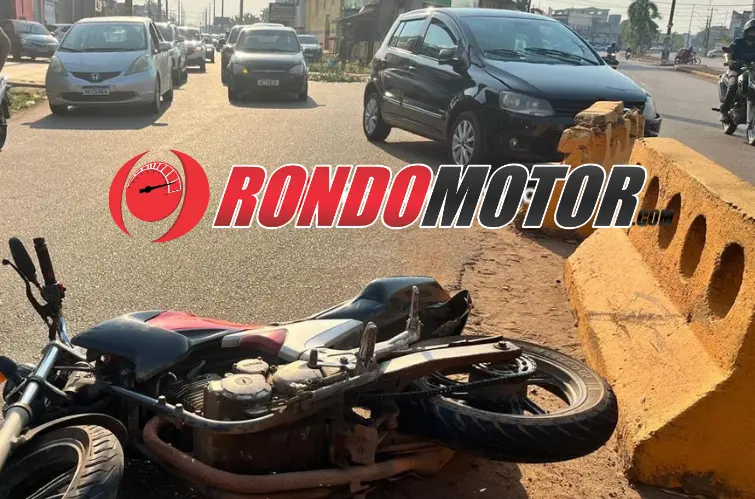 Motorista perde controle da direção, atinge casal e colide contra mureta