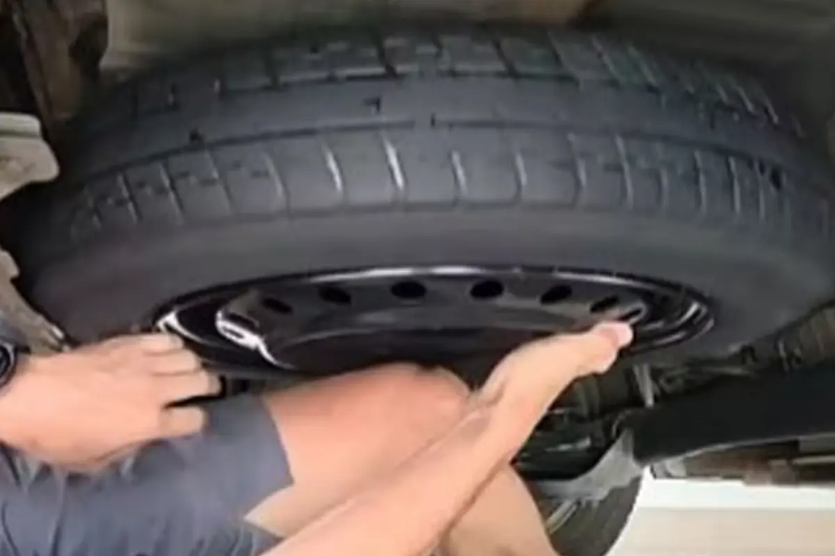 Donos de BYD Dolphin recorrem a suporte externo para ganhar espaço no porta-malas, mas adaptação pode afetar garantia