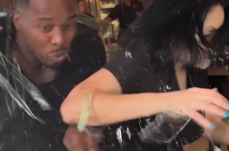 Veja o momento exato em que SUV invade lanchonete e atinge casal nos EUA