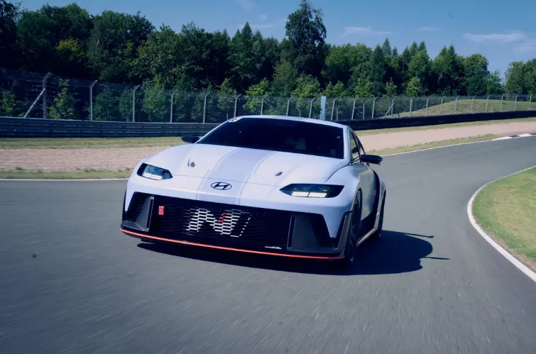 Hyundai Ioniq 6 N impressiona com até 650 cv e aceleração de supercarro