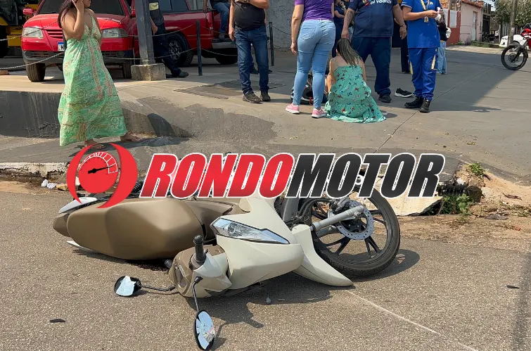 Motociclista vai parar na calçada após ser atropelada por caminhão em Porto Velho