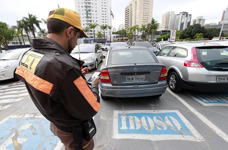 Entenda por que motoristas podem ser multados em estacionamentos de shoppings