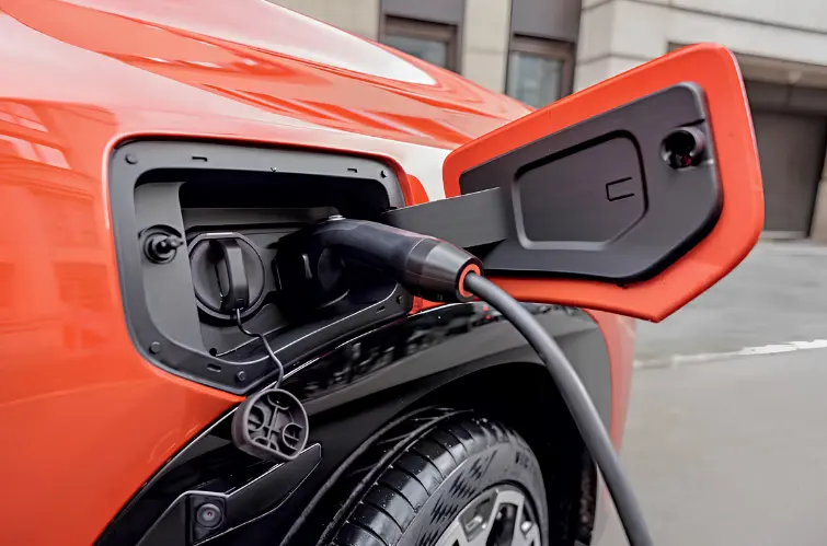 Donos de carros elétricos relatam perda de autonomia após atualizações remotas