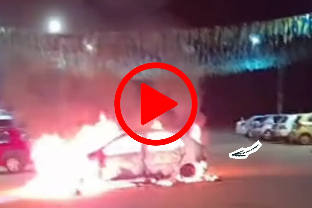 Criminosos arrastam carro para o meio da rua e ateiam fogo em condomínio de Porto Velho