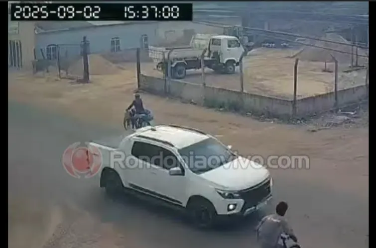 Vídeo flagra momento em que ciclista é atropelado por caminhonete em Porto Velho
