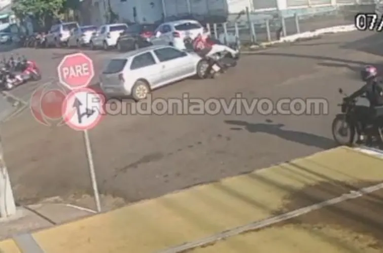 VÍDEO: filho agride carro com capacetadas após mãe causar acidente no Centro de Porto Velho
