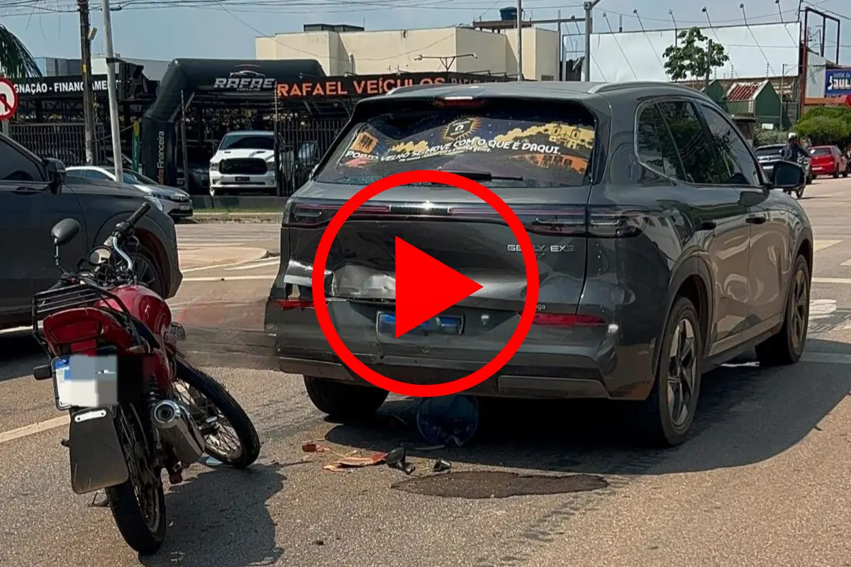 Motoboy fica ferido após bater na traseira de carro na Avenida Pinheiro