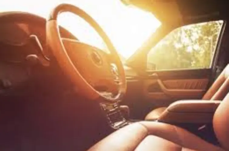 Por que o carro fica tão quente ao sol e o ar-condicionado demora a funcionar?