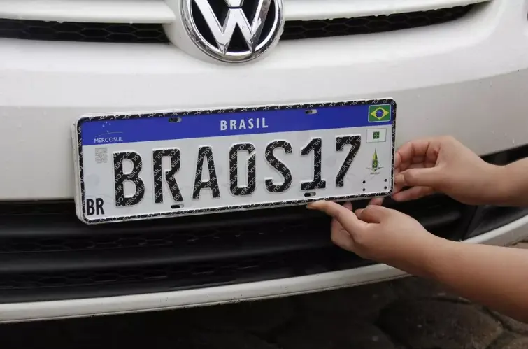 Entenda os tipos de placas veiculares no Brasil e a função dos fusíveis do carro