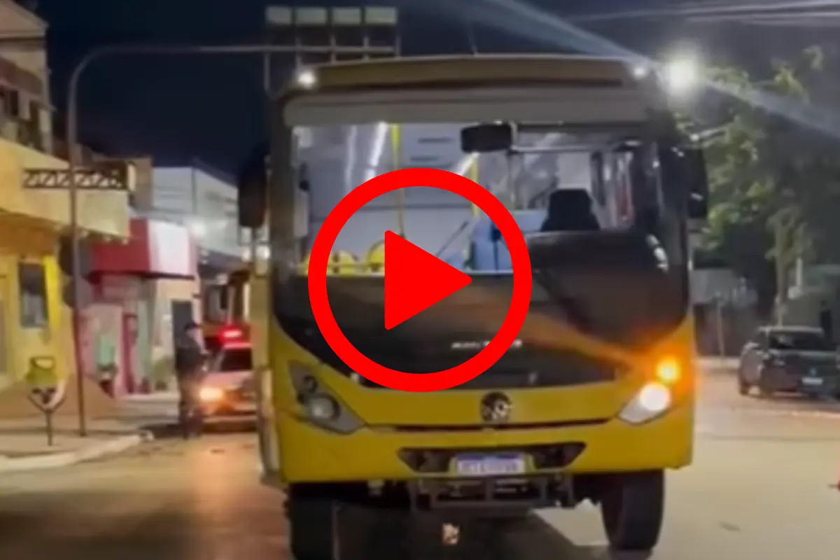 Ônibus com 21 alunos do Joer se envolve em forte batida na Carlos Gomes