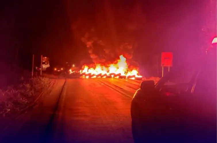 PM e PRF impedem tentativa de bloqueio da BR-364 em Cacoal