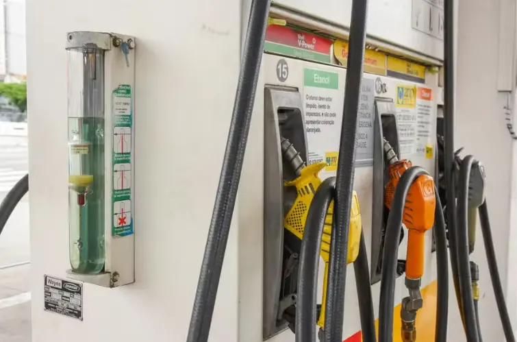 Cinco dicas para escolher um posto de combustível confiável durante viagens na estrada