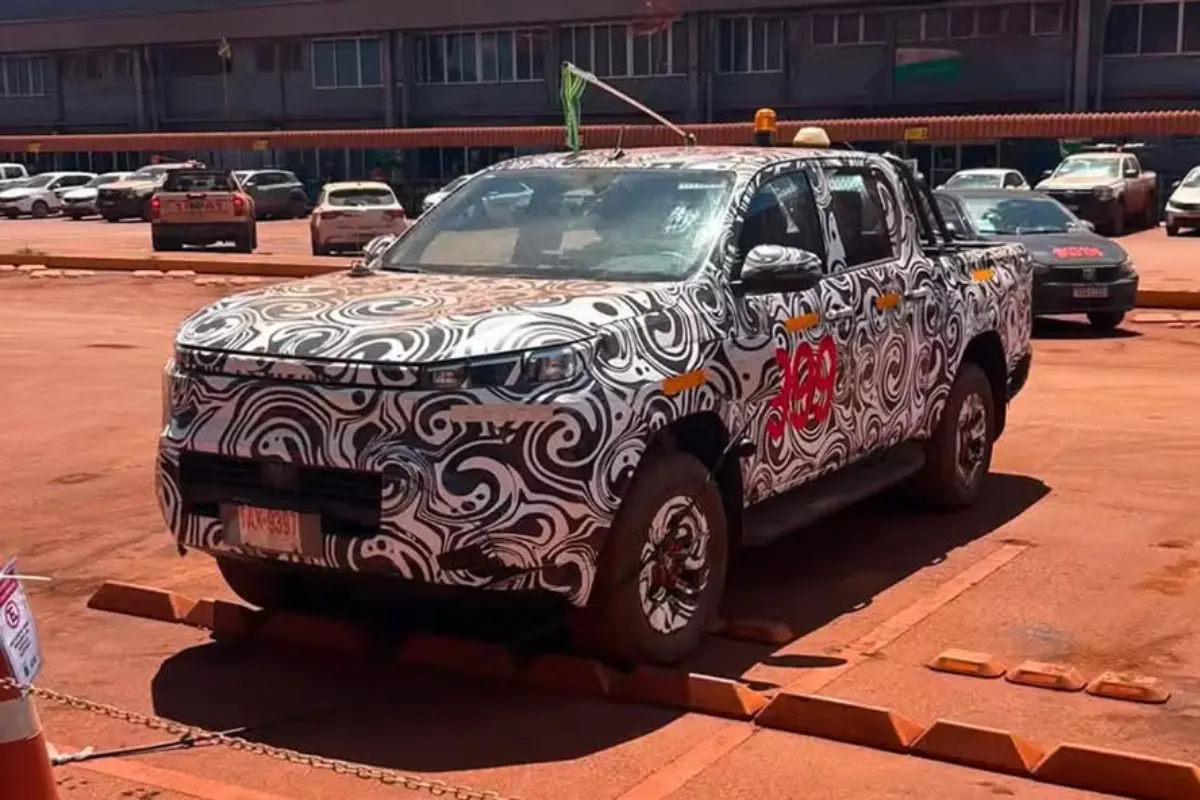 Nova Toyota Hilux elétrica é flagrada no Brasil antes da estreia em 2027