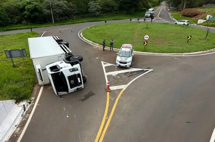 Por que não se deve fazer curva ao lado de caminhões?
