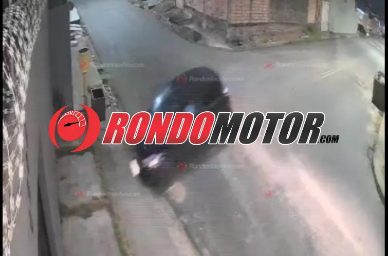 Motorista foge após bater carro contra muro de residência em Porto Velho-VIDEO