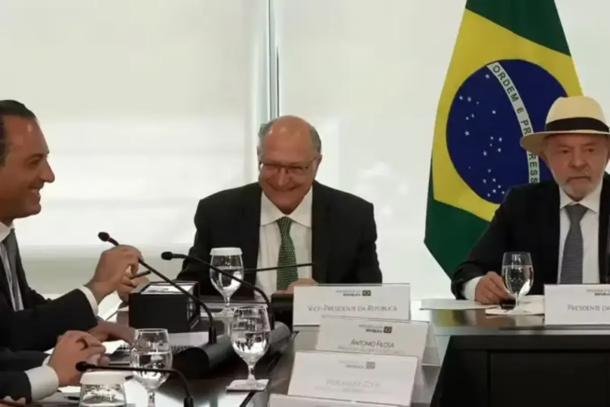 CEO da Stellantis ironiza marcas chinesas após falha em microfone durante evento com Lula